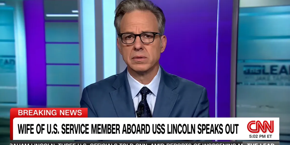 Kapal induk USS Abraham Lincoln yang menjadi pusat perhatian publik