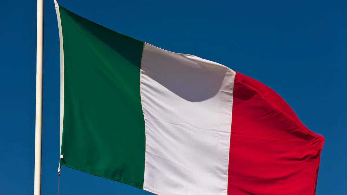 Bendera Italia sebagai simbol kebijakan penangguhan Perjanjian Schengen