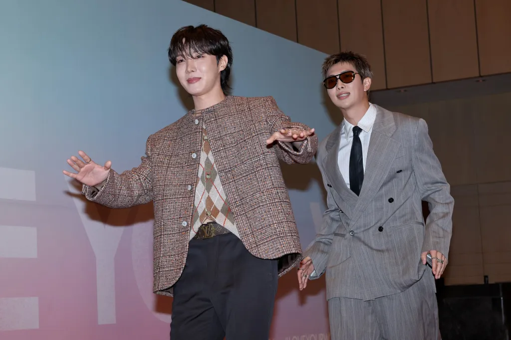 J-Hope dan RM BTS saat menghadiri konser di Toronto