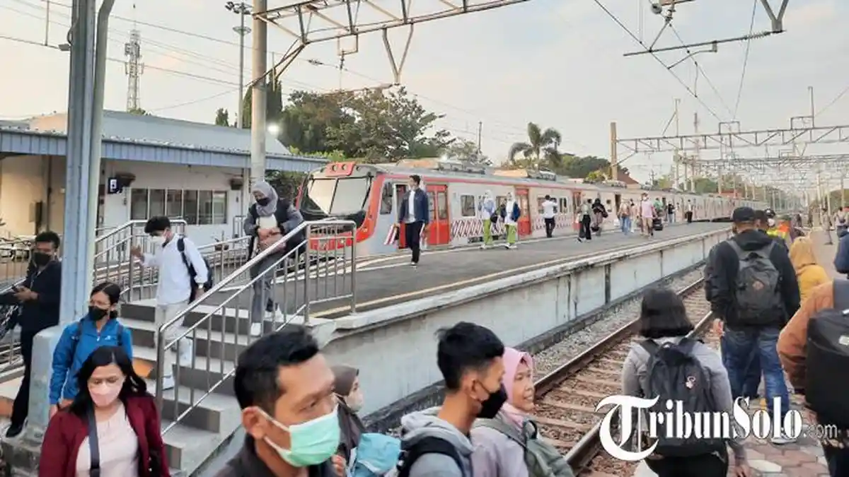 Suasana KRL Solo Jogja yang melayani penumpang dari Stasiun Palur ke Tugu Yogyakarta