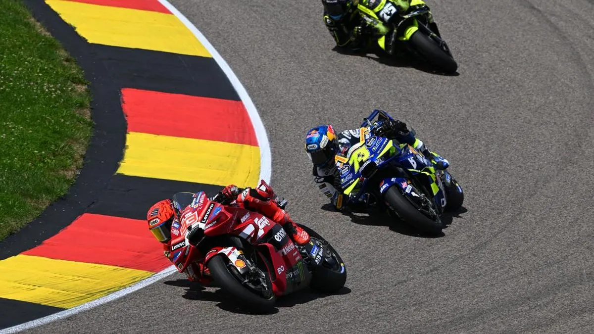 Aksi pembalap MotoGP di Sirkuit Silverstone menjelang seri MotoGP Inggris 2026