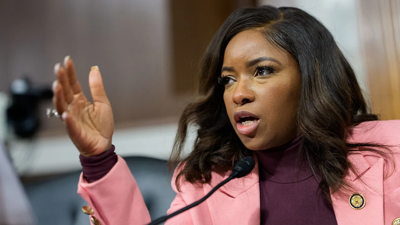 Anggota DPR Jasmine Crockett menyampaikan pandangan dalam rapat komite di Capitol Hill