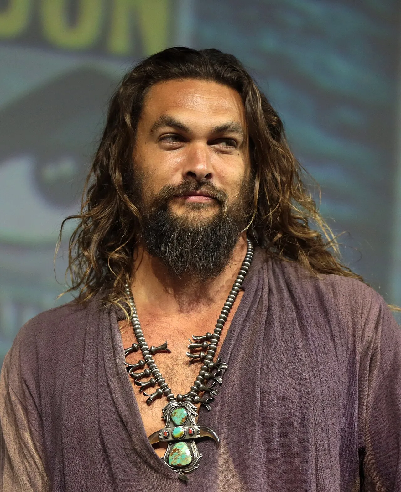 Aktor Hollywood Jason Momoa sebagai pemeran utama dalam film populer
