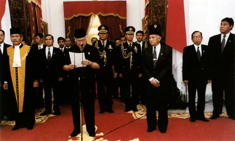 Suasana demonstrasi mahasiswa menuntut reformasi di gedung DPR RI tahun 1998