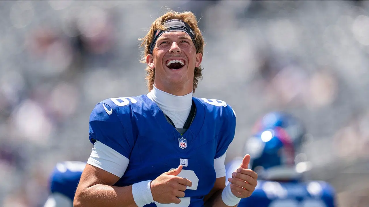 Quarterback New York Giants Jaxson Dart berlari menghindari tekanan lawan