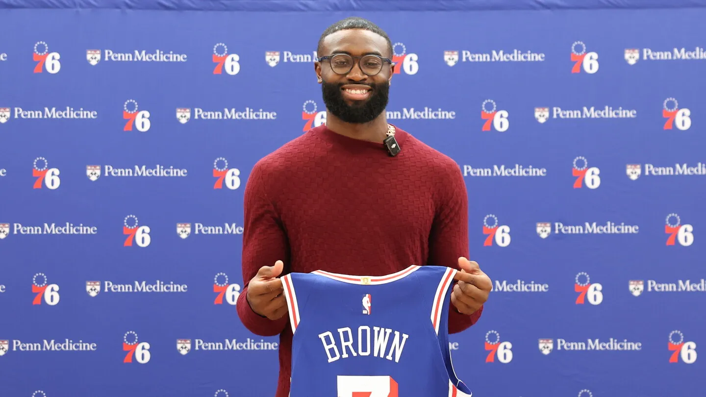 Pemain Philadelphia 76ers Jaylen Brown dalam sesi latihan resmi tim
