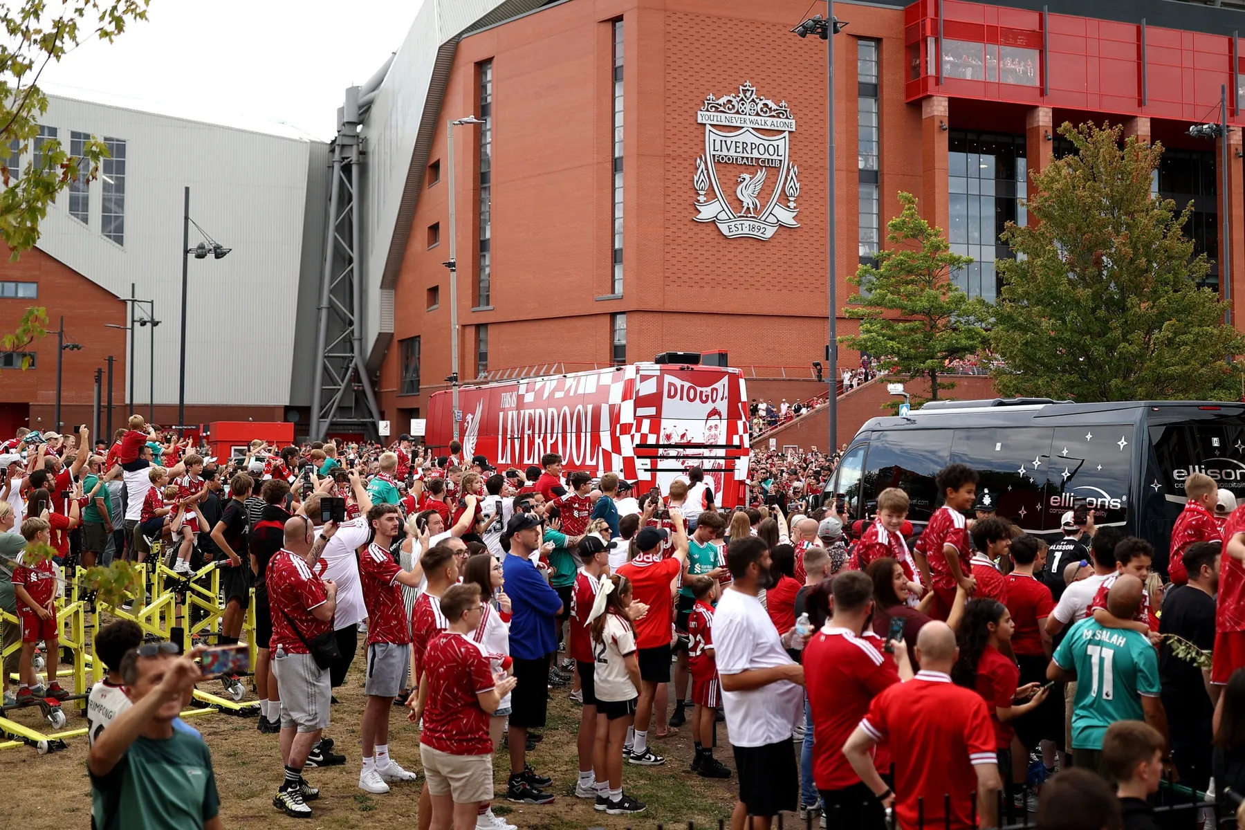 Ilustrasi logo klub sepak bola Liverpool FC dan stadion Anfield