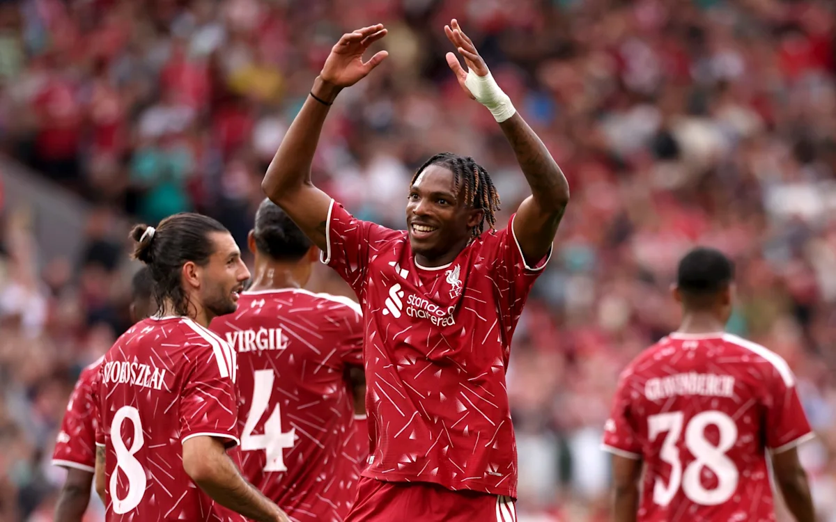 Jeremy Jacquet merayakan gol debutnya dalam kemenangan Liverpool atas Como di Anfield
