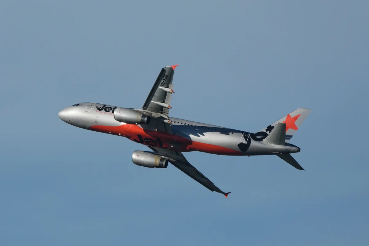 Pesawat maskapai Jetstar yang bersiap di landasan pacu