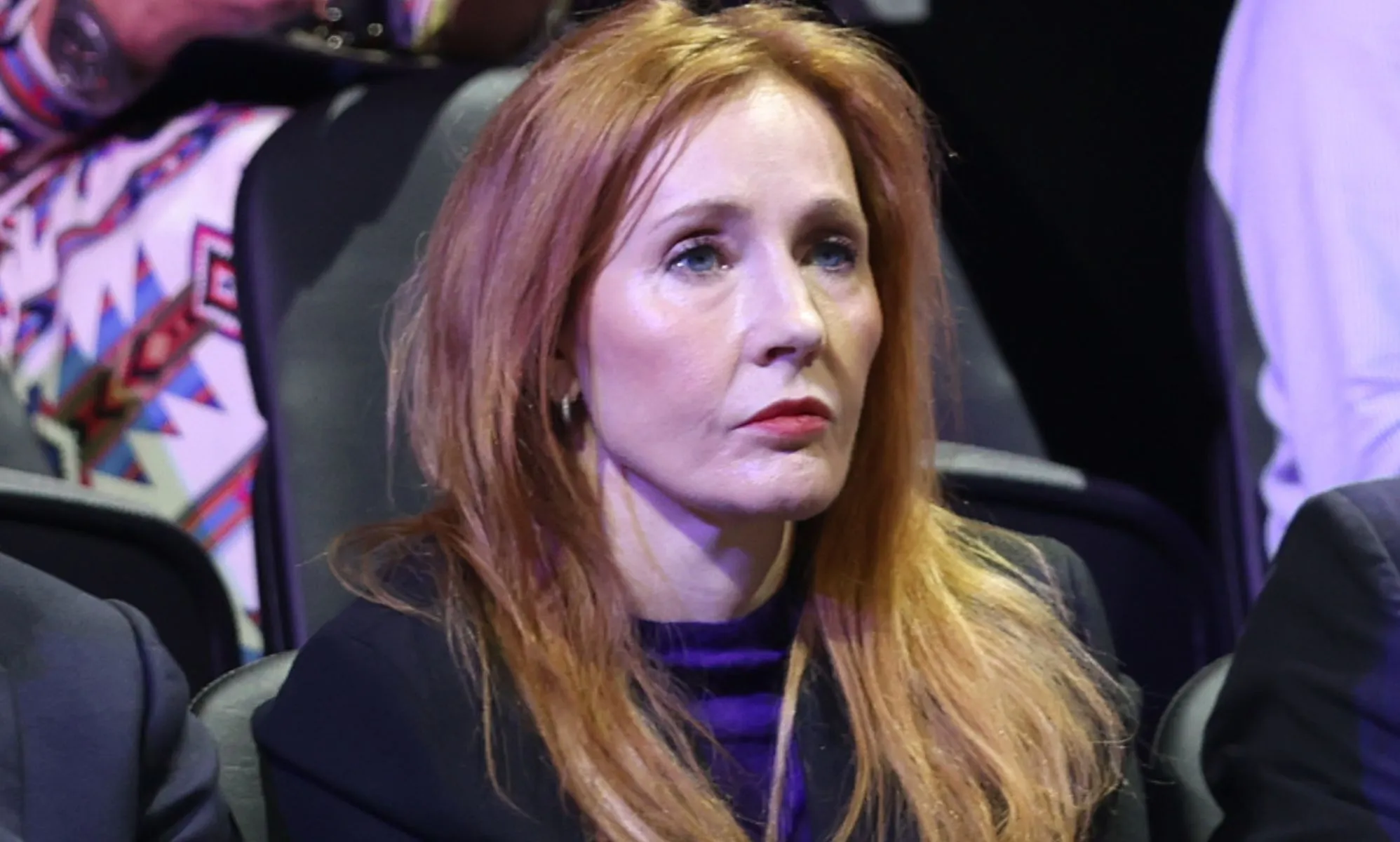 Penulis JK Rowling menawarkan dana hukum untuk melawan kebijakan ruang trans-inklusif NHS