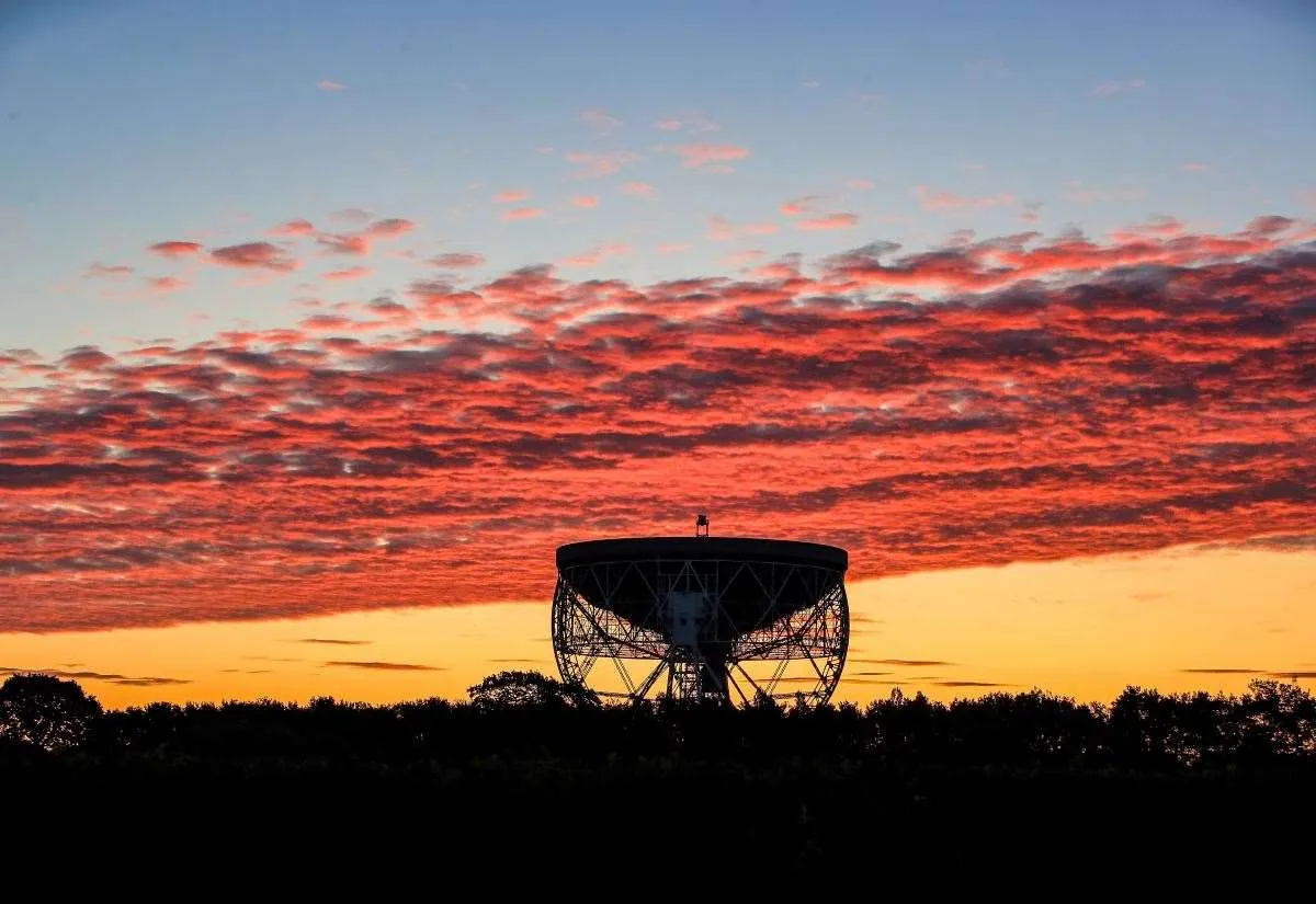 Teleskop radio Lovell di Observatorium Jodrell Bank Inggris