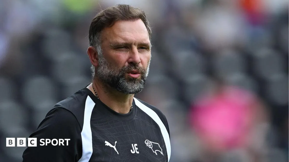 Pelatih Derby County John Eustace saat memberikan instruksi pinggir lapangan