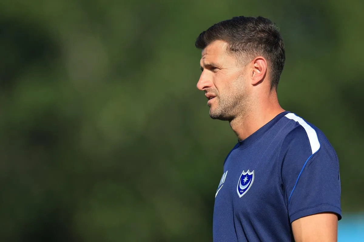 John Mousinho pelatih Portsmouth memberikan instruksi pinggir lapangan