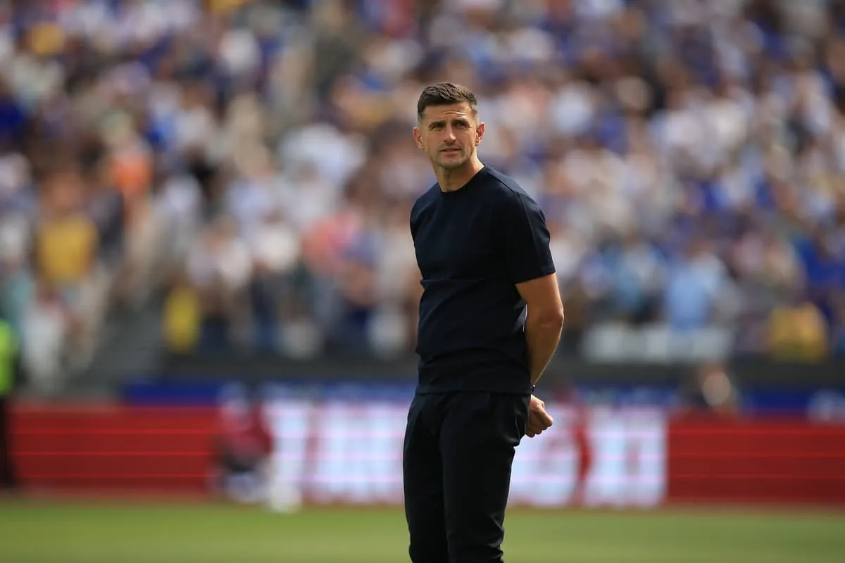 Manajer Portsmouth John Mousinho memberikan instruksi pinggir lapangan dalam pertandingan Championship