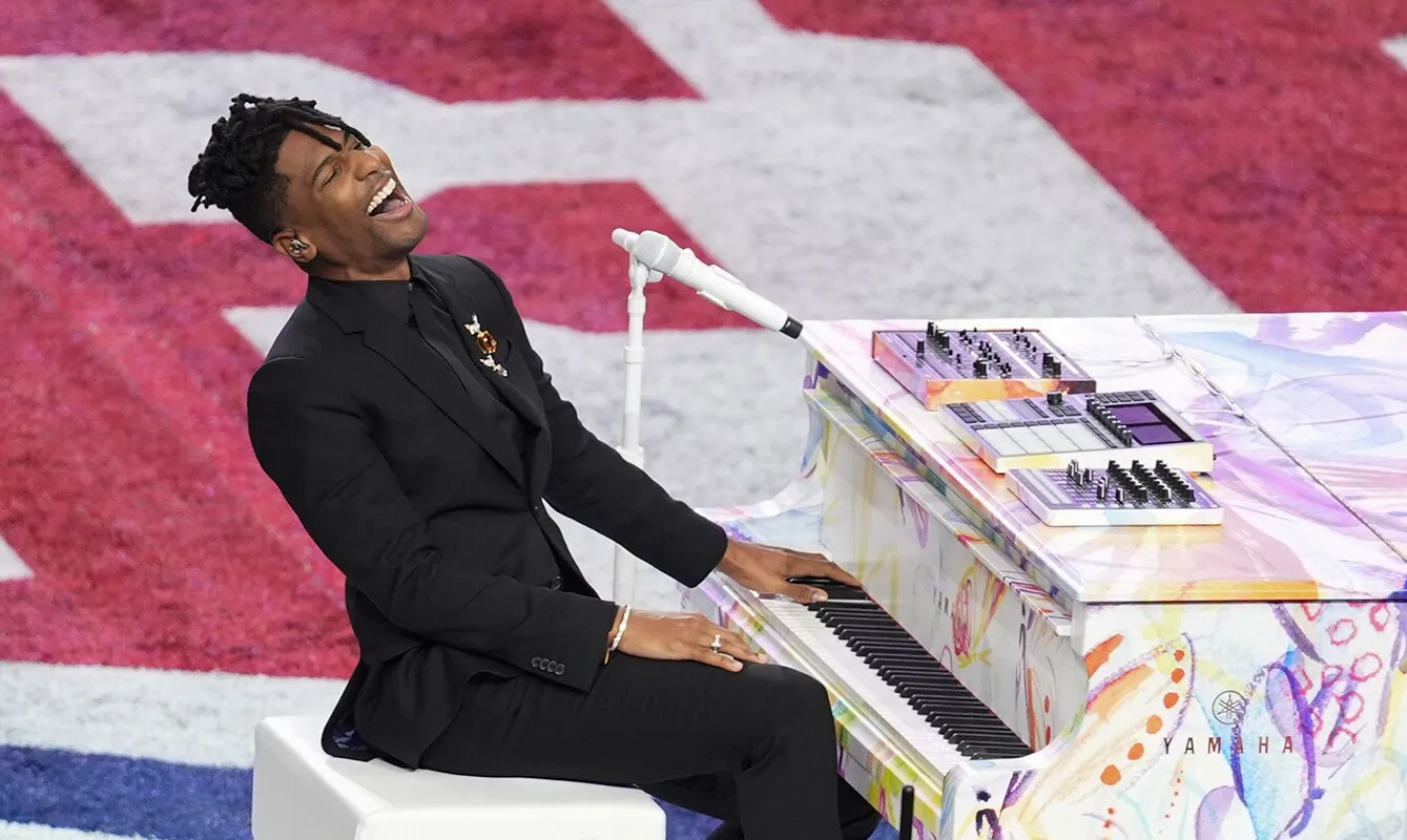 Musisi Jon Batiste saat tampil di atas panggung