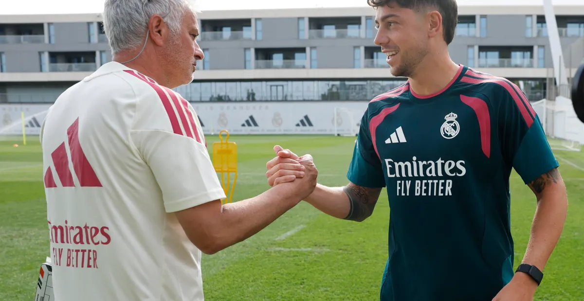 Jose Mourinho saat memimpin sesi latihan Real Madrid di pusat latihan klub