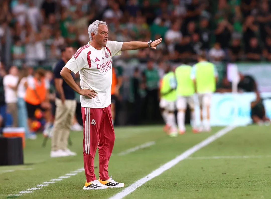 Jose Mourinho memimpin sesi latihan Real Madrid jelang musim baru