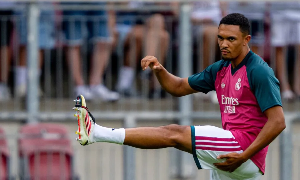 Jose Mourinho dan Trent Alexander-Arnold dalam sesi latihan Real Madrid