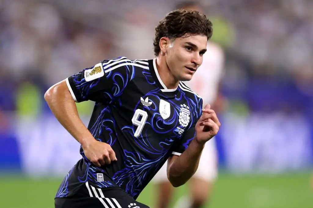 Julian Alvarez penyerang Atletico Madrid dalam incaran Barcelona