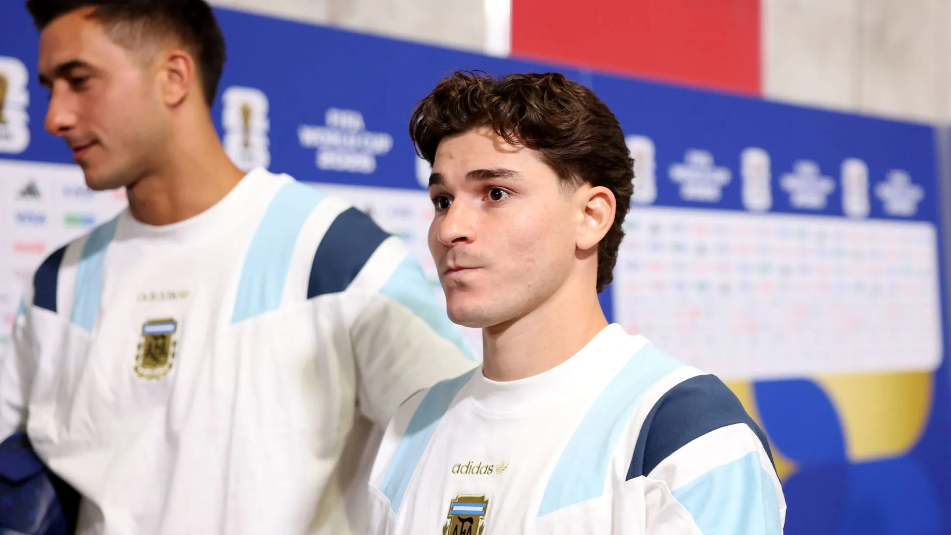 Foto Julian Alvarez saat mengenakan jersey latihan