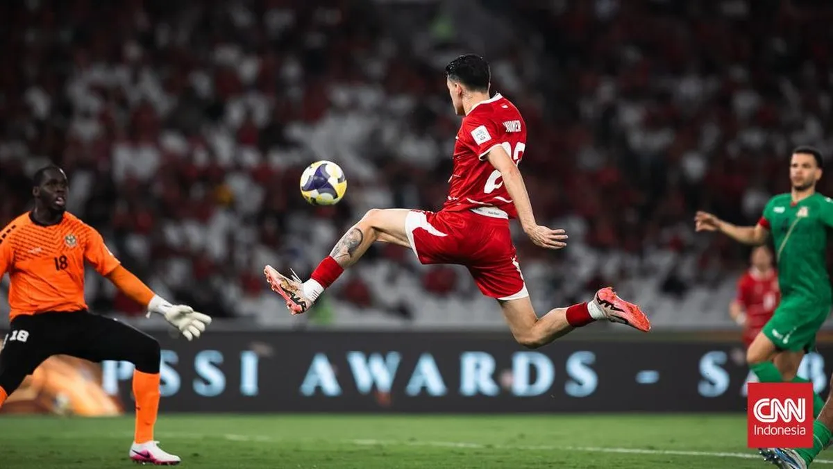 Justin Hubner berduel di lapangan dalam ajang Piala AFF 2026
