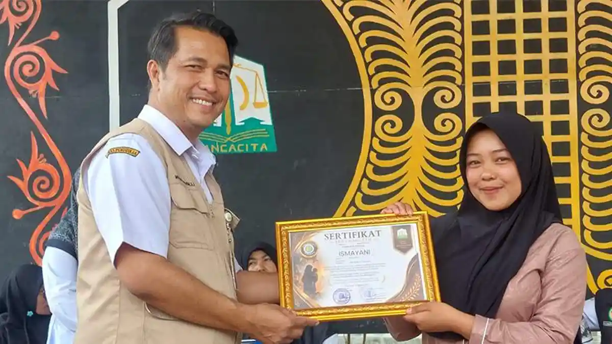 Kacabdin Aceh Tengah berikan penghargaan kepada siswi penyelamat balita
