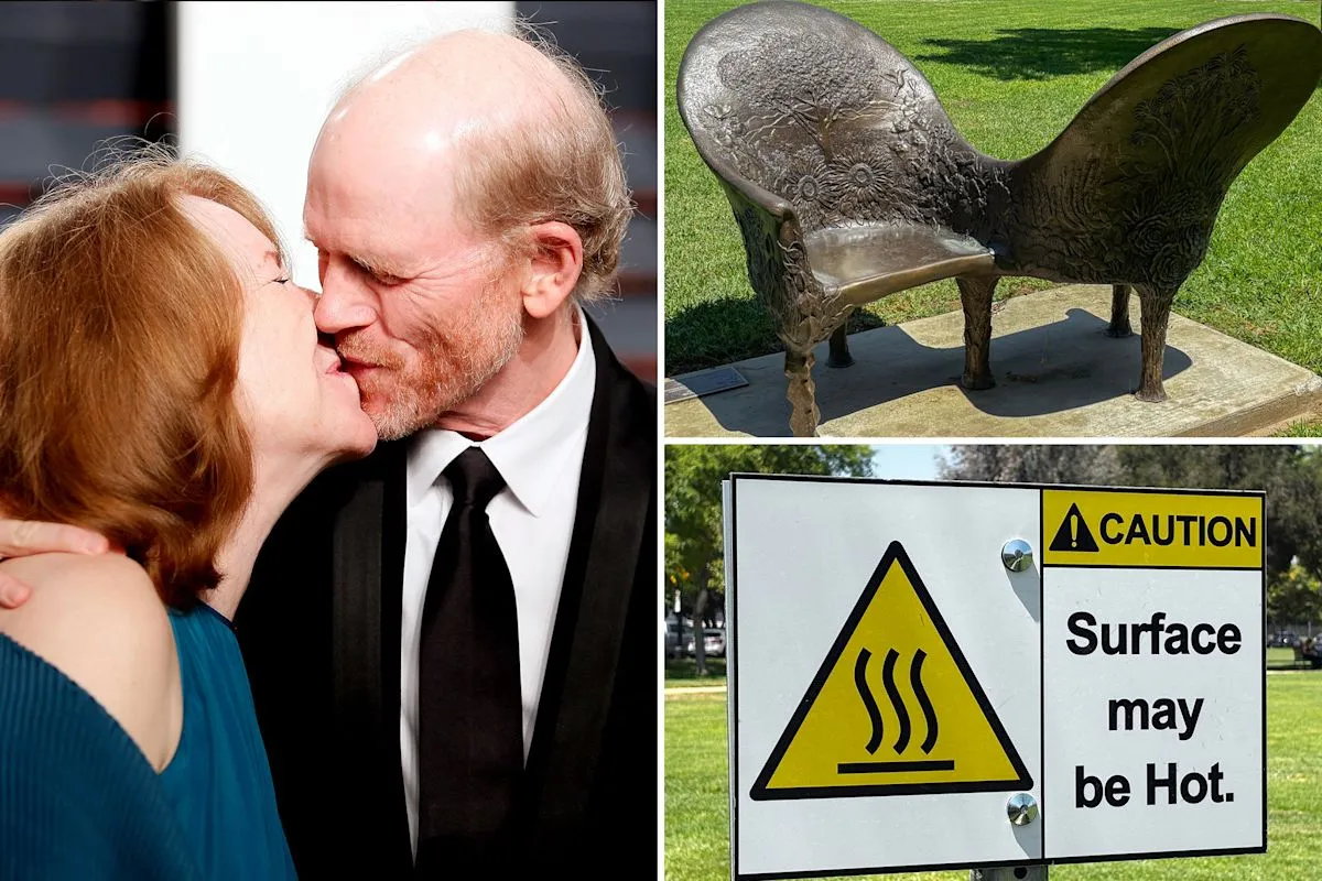 Sutradara Ron Howard dan kursi perunggu sumbangannya di Johnny Carson Park