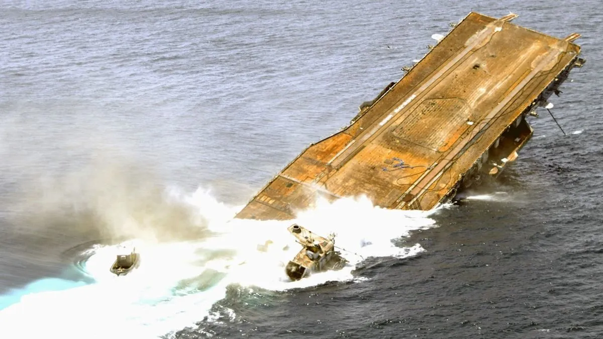 Kapal induk USS Oriskany ditenggelamkan US Navy menjadi karang buatan