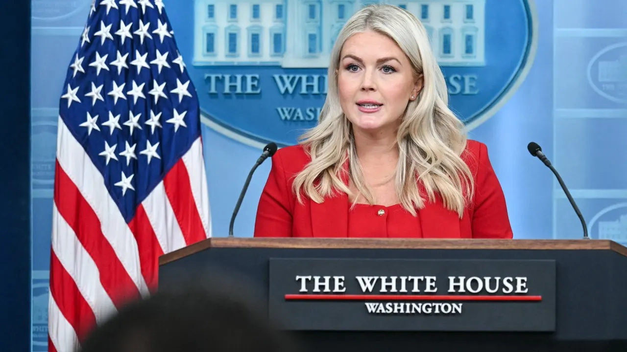 Karoline Leavitt saat memimpin konferensi pers di Gedung Putih