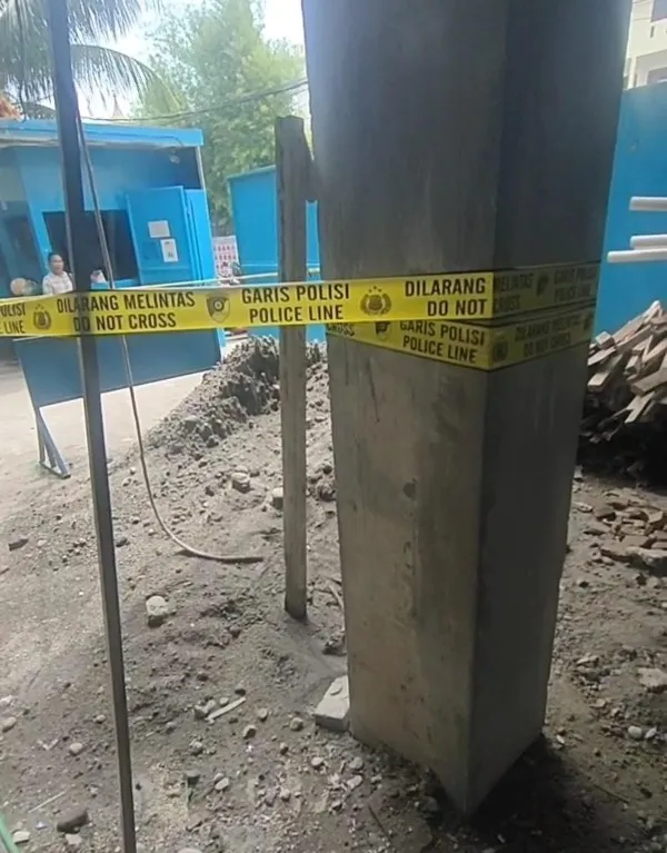 Garis polisi terpasang di lokasi tewasnya kakek dan cucu di Sekolah Methodist 6 Medan
