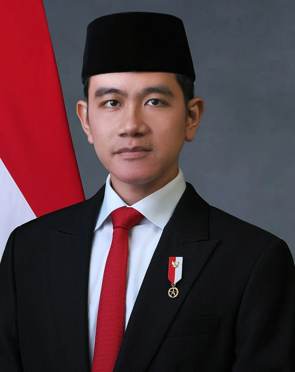 Keadaan geografis Indonesia dengan bentukan pulau-pulau besar dan laut strategis
