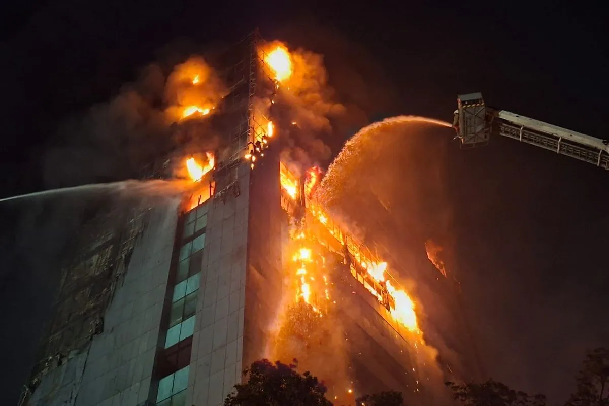 Petugas pemadam kebakaran berjibaku memadamkan api di Gedung Bapenda DKI Jakarta