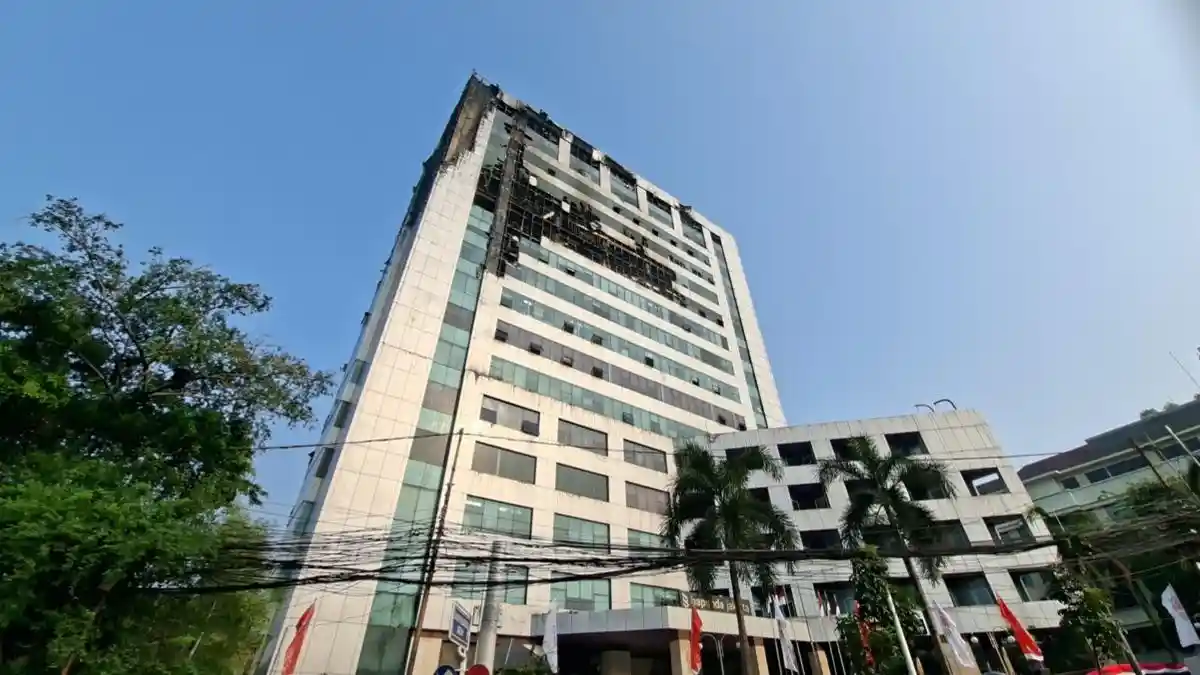 Gubernur DKI Jakarta Pramono Anung meninjau dampak kebakaran Gedung Bapenda DKI
