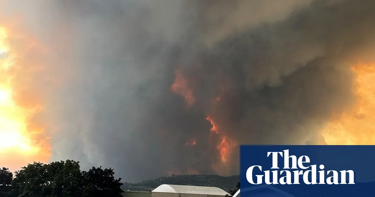 Kepulan asap tebal kebakaran hutan di British Columbia Kanada