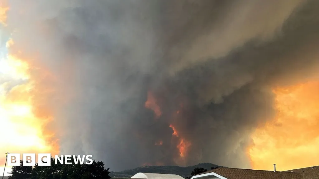 Kepulan asap tebal akibat kebakaran hutan dahsyat di wilayah British Columbia Kanada
