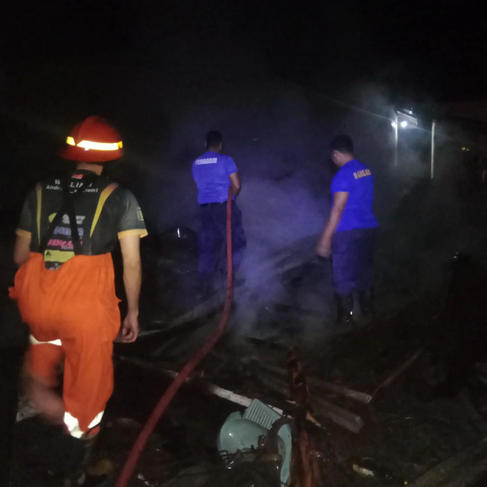 Petugas Damkar saat menangani kebakaran rumah kayu di Sago Salido Pessel