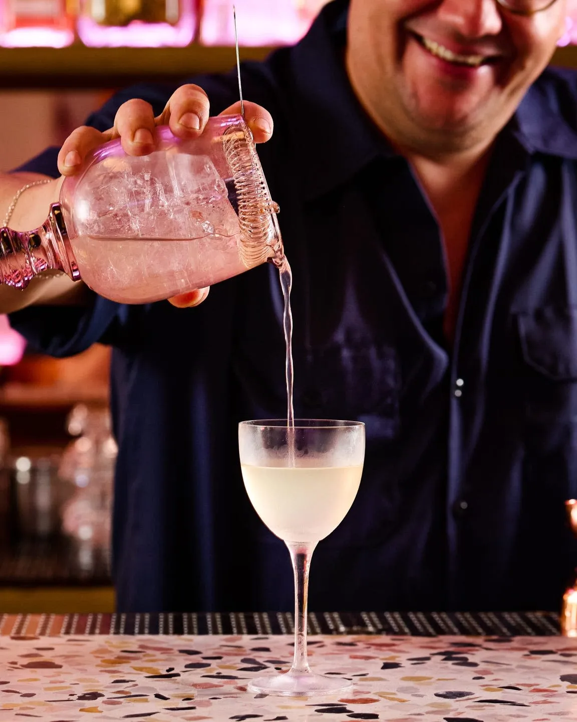 Suasana bar koktail mewah tempat para mixologist meracik minuman spesial