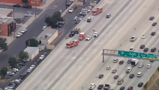 Petugas darurat menangani kecelakaan mobil di 405 Freeway Los Angeles