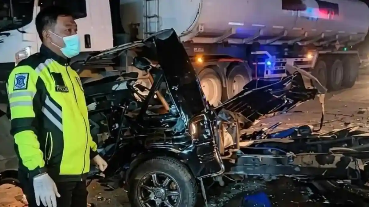 Kondisi kendaraan pikap ringsek parah akibat kecelakaan maut di Bojonegoro