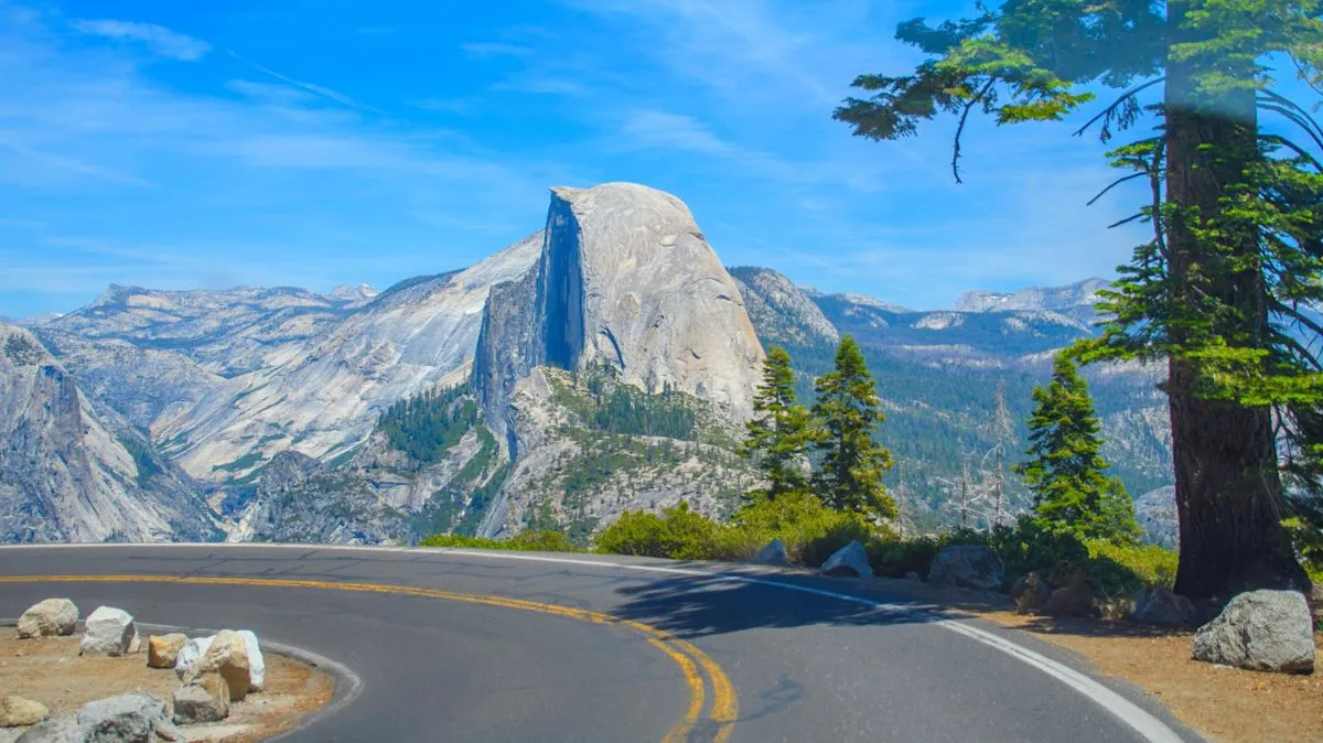 Pemandangan Lembah Yosemite dari Glacier Point Road