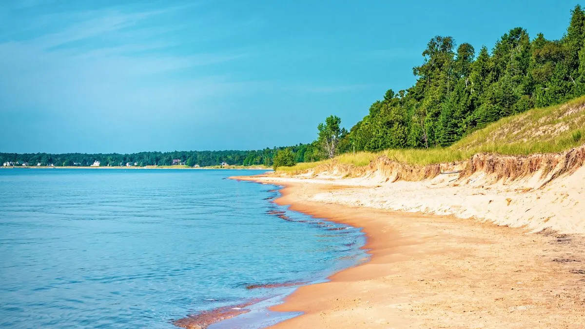 Pemandangan pantai pasir putih dan bukit pasir di Whitefish Dunes State Park Wisconsin