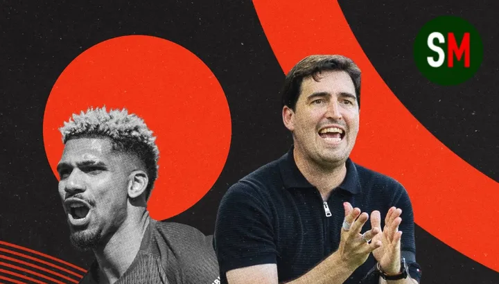 Manajer Liverpool Andoni Iraola memantau pertandingan dari pinggir lapangan