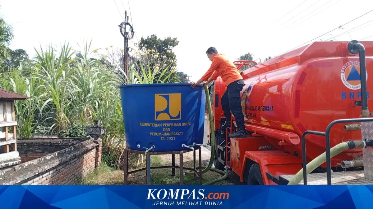 Warga Jembrana antre mendapatkan bantuan air bersih akibat kemarau panjang