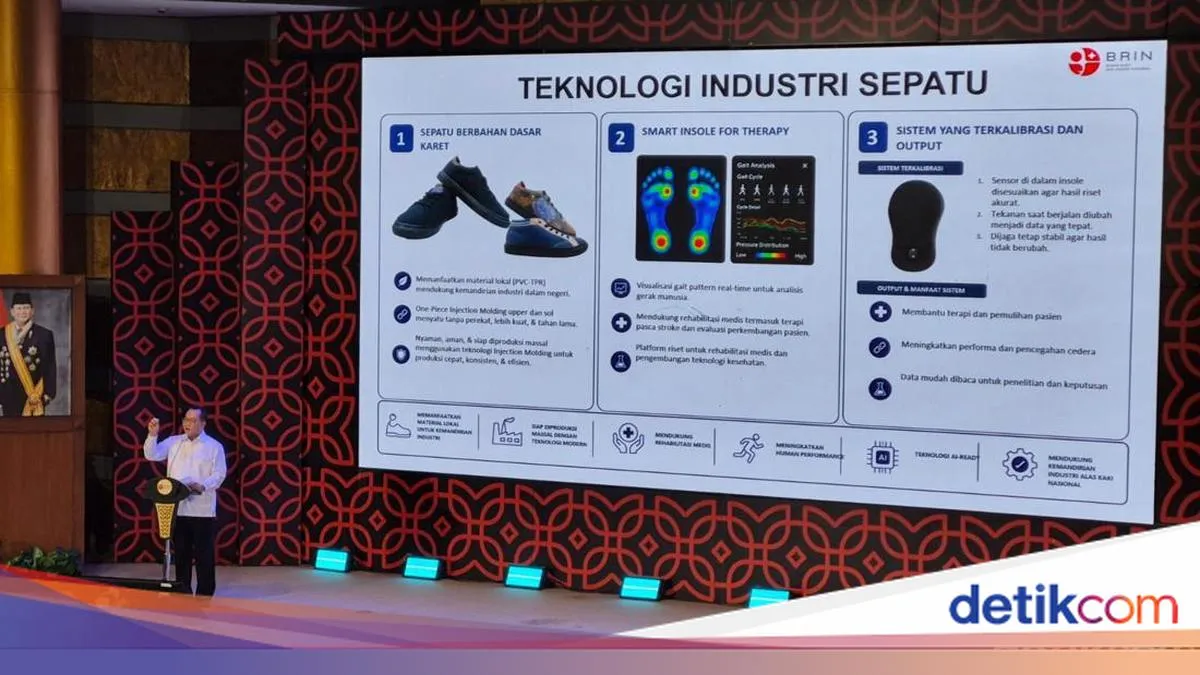 Kepala BRIN Arif Satria memberikan penjelasan terkait inovasi sepatu hasil riset BRIN