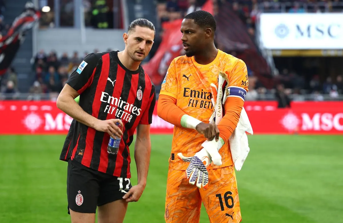 Mike Maignan kiper AC Milan dalam sesi latihan menjelang musim kompetisi baru