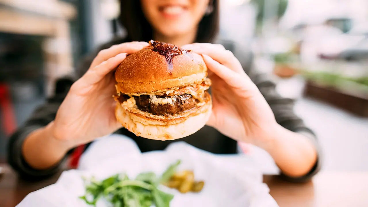 Roti burger dan patty daging sapi yang disiapkan oleh koki profesional