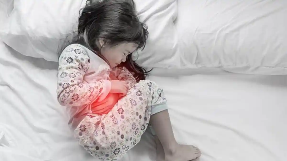 Ilustrasi pemeriksaan kesehatan saluran cerna anak untuk mendukung tumbuh kembang otak