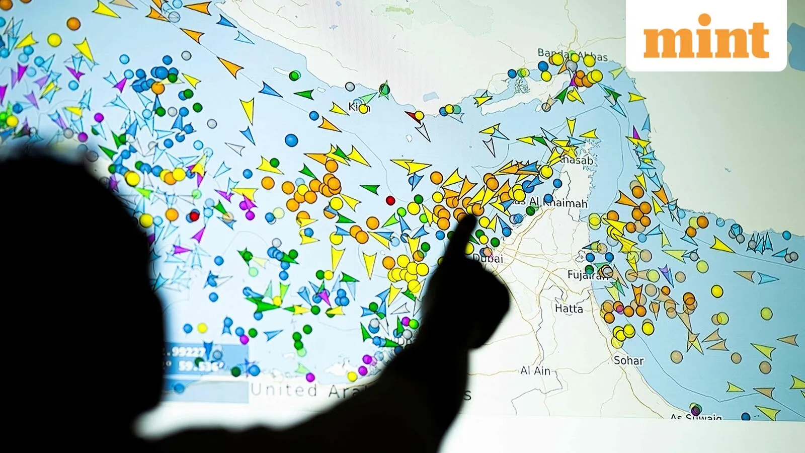 Kapal tanker melintasi Selat Hormuz di tengah ketegangan militer AS dan Iran