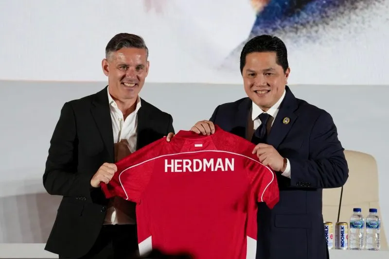 Ketum PSSI dan pelatih Timnas Indonesia John Herdman menuai sorotan tajam publik