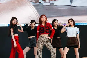 Grup KiiiKiii saat tampil di panggung festival musik HITC LA 2026